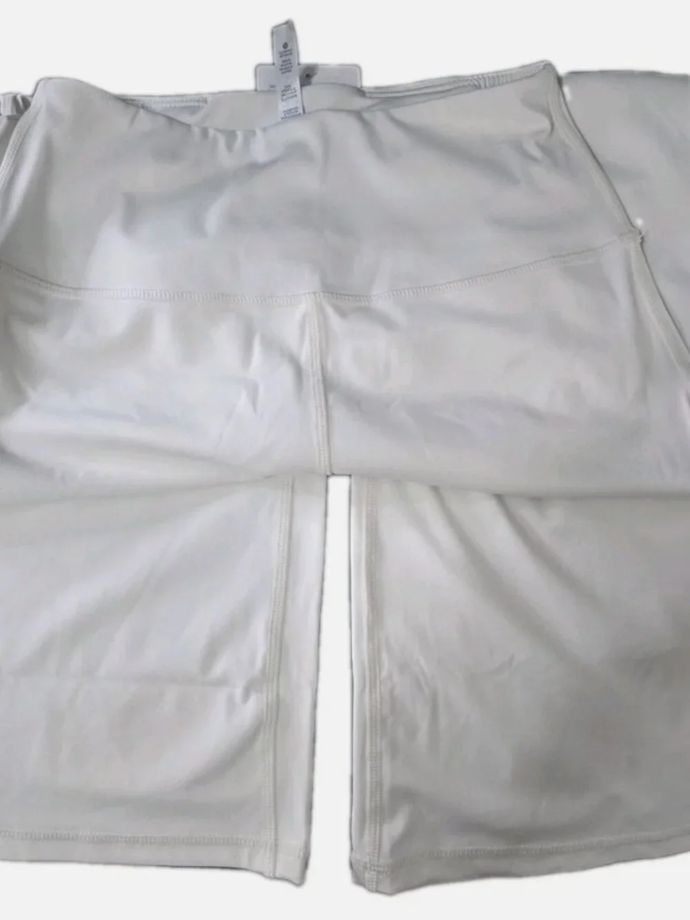 Lululemon set in the color White/Gold Jacket White Flare size 6 Align 32